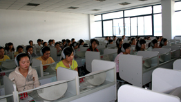 外语系学生在语音室上听力课