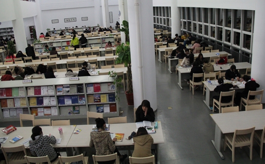 学生在阅览室学习