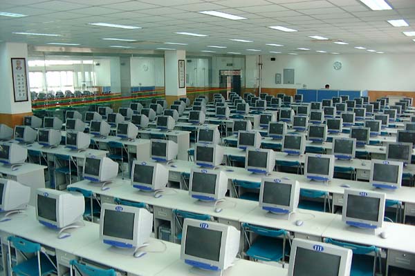 中国人民解放军信息工程大学机房